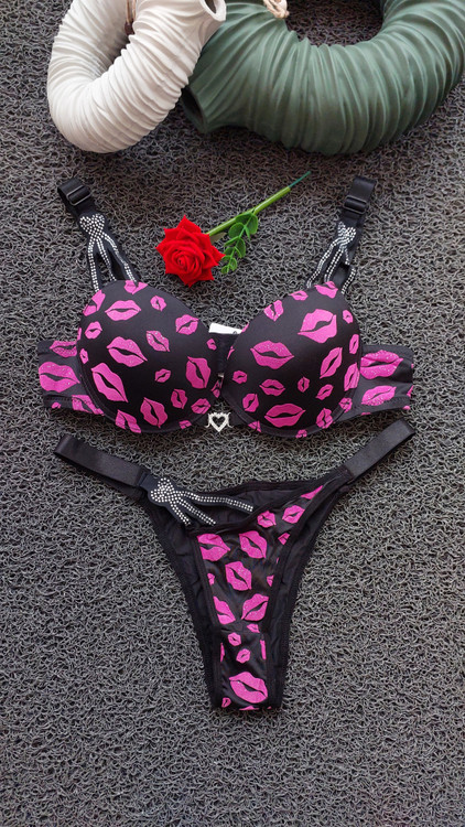 ست شورت و سوتین طرح لب پرفروش ترین ست سال